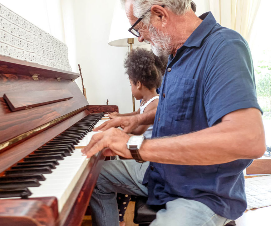 https://www.maplewoodseniorliving.com/wp-content/uploads/2022/03/Enriching-Arts.jpg