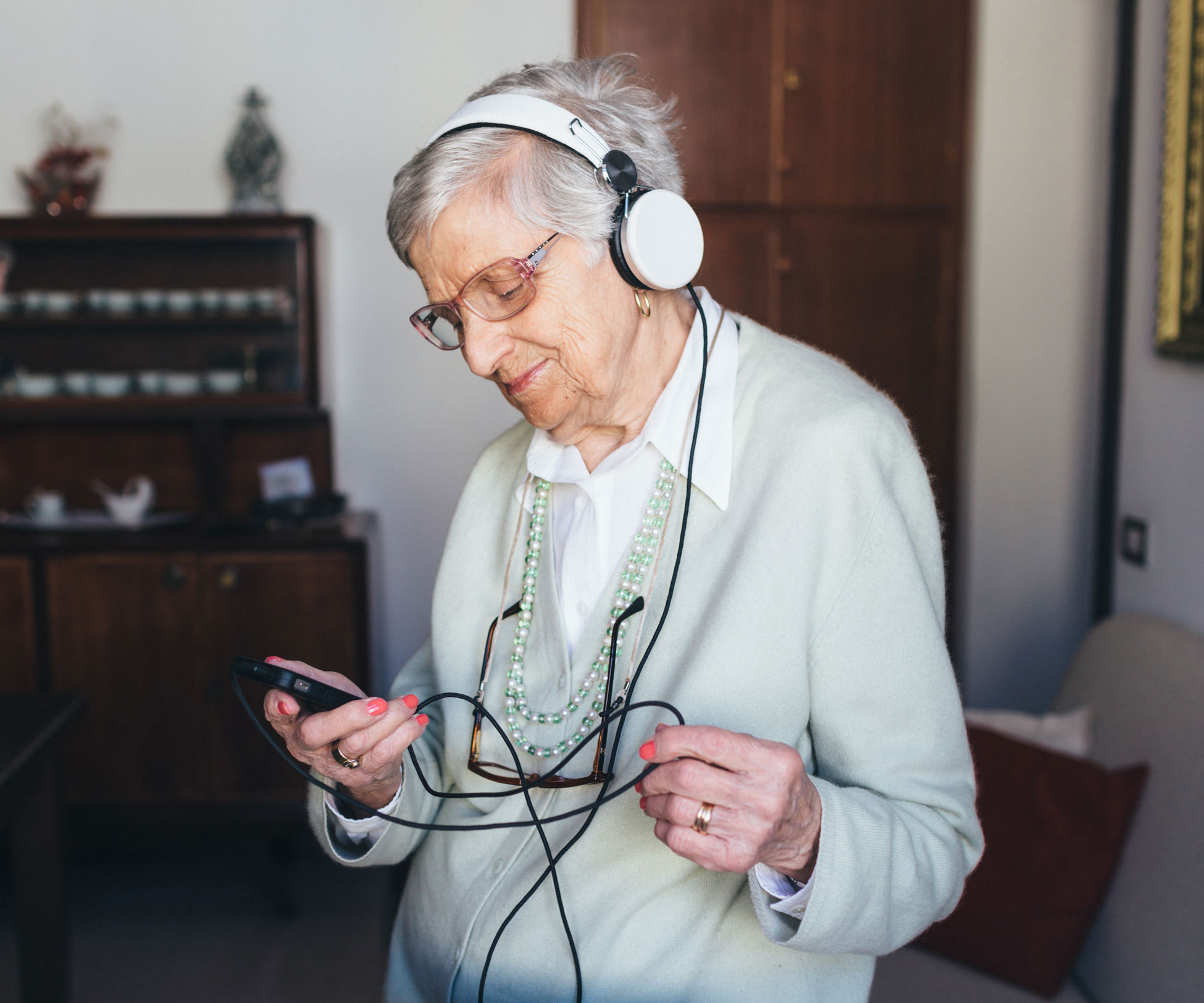 https://www.maplewoodseniorliving.com/wp-content/uploads/2022/03/Stocksy_txpfa927f106xK300_Large_540550.jpg